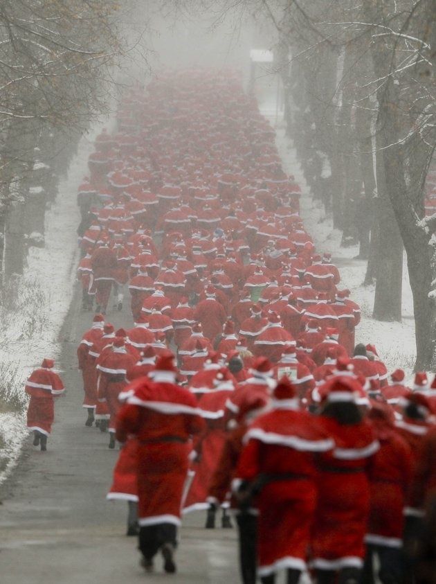 fotografia z Mikołajami, Mikołaje,czerwone mikołaje,świąteczne Mikołaje