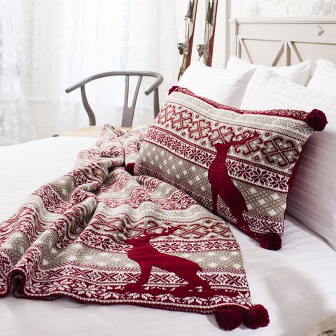 biało-czerwone poduszki z reniferami,skandynawskie renifery na poduszkach,koce z reniferamimpledy z reniferami,czerwone renifery dekoracje,świateczne pledy i poduszki