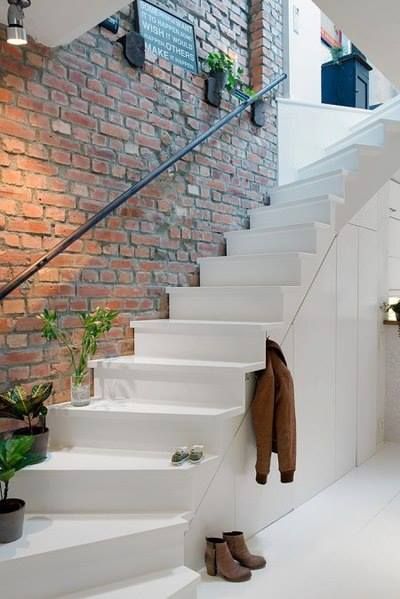 białe schody,dywanowe schody w bialyjm kolorze,ściana z czerwonej cegły z bialymi schodami,białe schody przy ścianie z czerwonej cegły,piekne białe schody,pomysł na wewnetrzne białe schody w mieszkaniu,proste białe schody,jak zabudować przestrzeń pod białymi schodami,schowki pod białymi schodami,aranzacje z białymi schodami,wnętrza z białymi schodami,jak połączyć białe schody w korytarzu ze ścianą z czerwonej cegły,najpiękniejsze białe schody