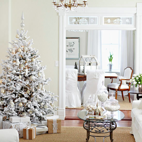 biała dekoracja choinki świątecznej,białe aranżacje świąteczne,świąteczny stół w wykwintnej oprawie,biała zastawa stołowa na świąteczny stół,choinka w świątecznej jadalni,dekoracja świątecznego stołu,białe aranżacje świątecznego stołu