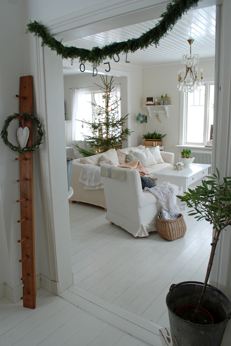 skandynawskie święta,święta z choinką w stylu skandynawskim,wiejski styl świąt,dekoracje świąteczne z choinką,aranżacja świąteczna w salonie