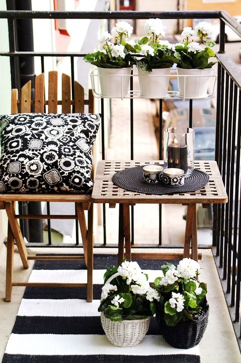 dywan w czarno-białe paski, dywany IKEA,poduszki czarno-białe,drewniane krzesła