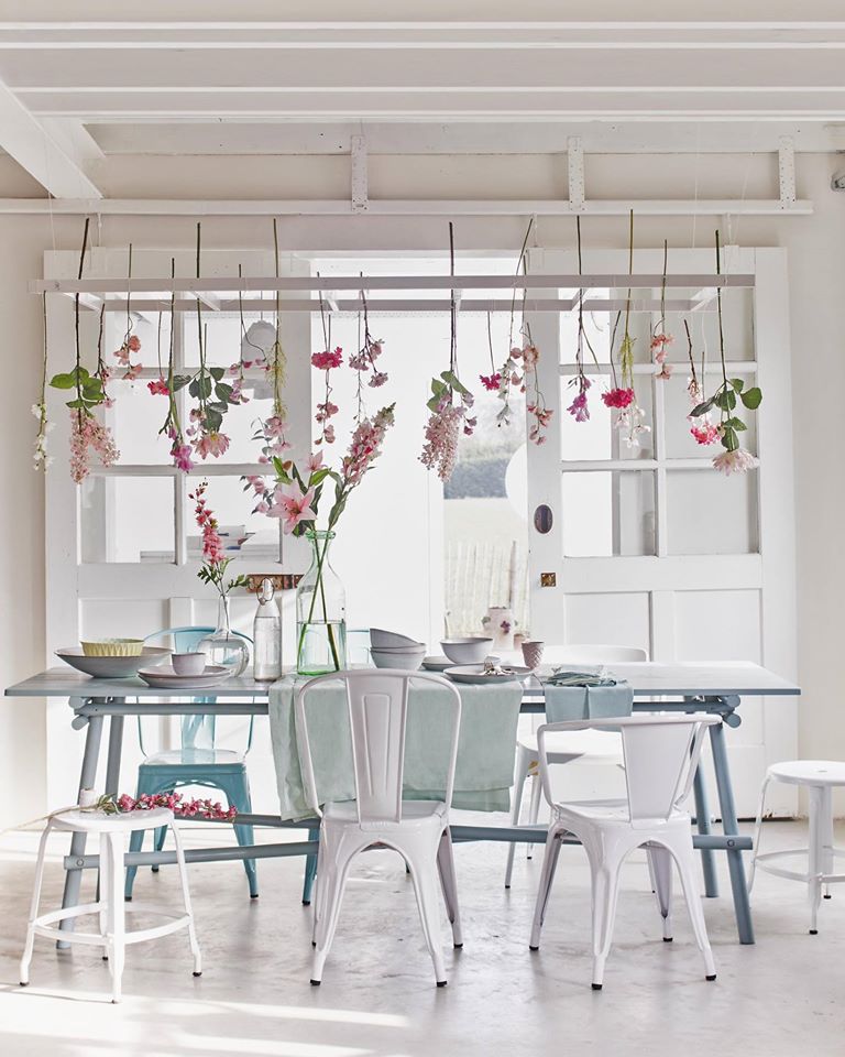 pastelowo wiosenna dekoracja stołu, dekoracja stołu wiosenna,kwiaty nad stołem,biało-różowa inspiracja jadalnia