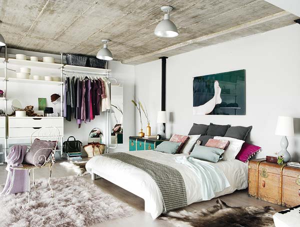 kufer w sypialni,sypialnia w industrialnym stylu,loft w białym kolorze,wersja light przemysłowego stylu,skandynawski dizajn w lofcie,szare wnętrza,romantyczny loft