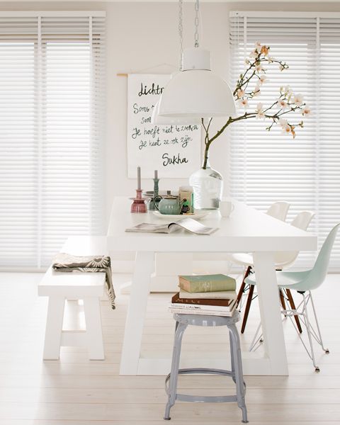 drewniane stoły,rustykalne stoły,drewniane ławki,jadalnia w skandynawskim stylu,jadalnia w rustykalnym stylu,białe wnętrza,proste ławki i stoły,białe ławki,białe stoły