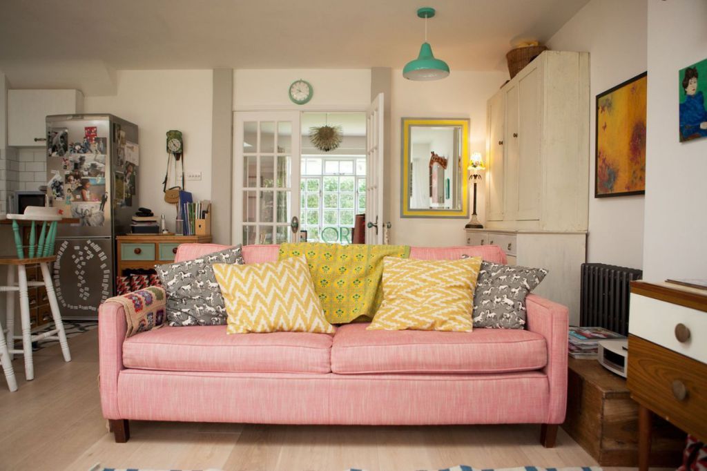 różowa sofa w aranżacji salonu