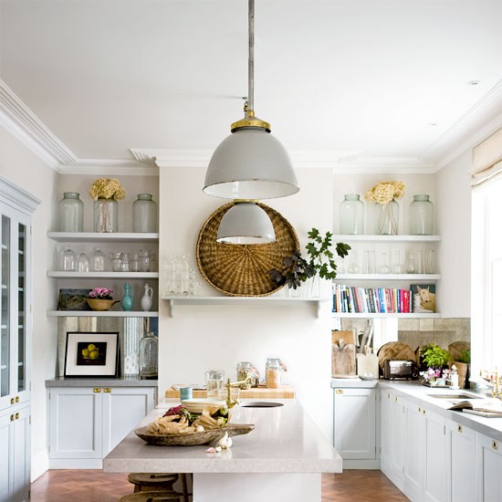 piękna biała kuchnia z półkami i dekoracyjnymi słojami
