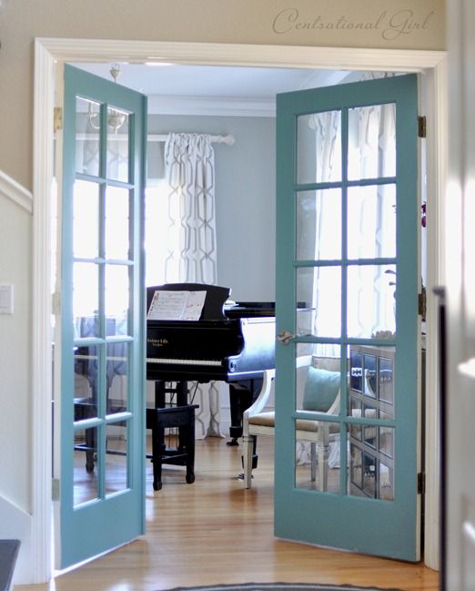 malowane niebieskie drzwi do salonu