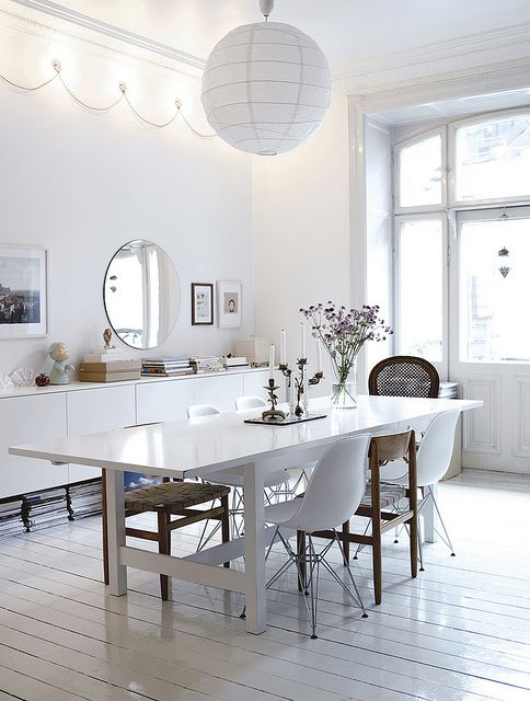 nowoczesny prostokatny stół,biały duzy prostokatny stół,rozkładany stół w białym kolorze z różnymi krzesłami,mieszane krzesła nowoczesne i plecione przy jednym stole peostokatnym,biała jadalnia z duzym prostokątnym stołem,skandynawska jadalnia w stylowym miksie z białym stołem