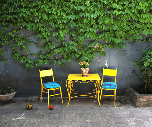 żółte krzesła ogrodowe