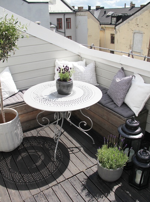 biały okragły stolik na balkon,szara podloga z desek na balkonie,kute meble na balkon i na taras,maly taras,szaro-biała aranżacja balkonu,szara poduszka,czarne lampiony w aranżacji balkonu,białe meble ogrodowe,metalowe meble na balkon,meble na balkon,aranżacja małego balkonu,jak urządzić mały balkon,mały balkon inspiracje,ładny balkon,wiosenny balkon,wiosenne inspiracje na balkonie,pomysly na maly balkon,dekorujemy balkony,urządzamy balkony,piękne aranżacje balkonów