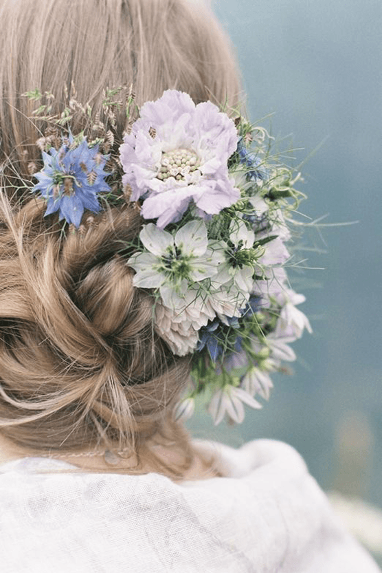 kwiaty we włosach,wiosenne upięcie włosów,fryzury z kwiatami wiosennymi