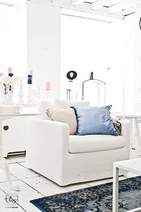 biały fotel w salonie