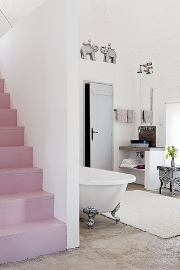 różowe schody,łazienka w sypialni