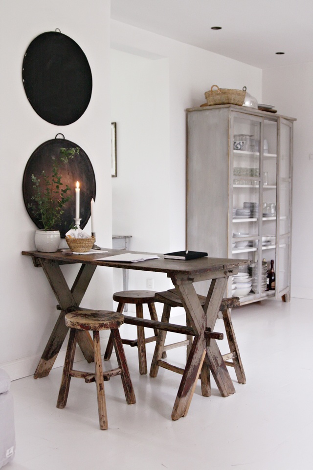 drewniane stoły,rustykalne stoły,drewniane ławki,jadalnia w skandynawskim stylu,jadalnia w rustykalnym stylu,białe wnętrza,proste ławki i stoły,brązowe stoły