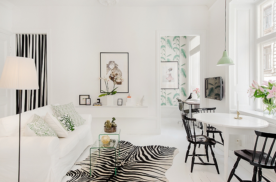 skandynawskie wnętrze,skandynawski salon,skandynawska inspiracja,biało-zielono-czarne wnętrze,mieszkanie w skandynawskim stylu,subtelne wnętrze,lekka aranżacja w bieli i zieleni,szczypta zieleni we wnętrzach,szczypta czerni we wnętrzach,zielone dodatki do wnętrz,czarne dodatki do wnętrz