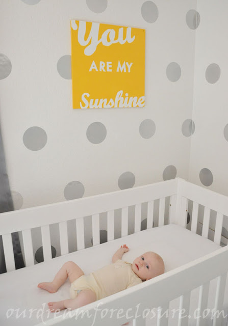 szaro-żółty pokój dla niemowlaka