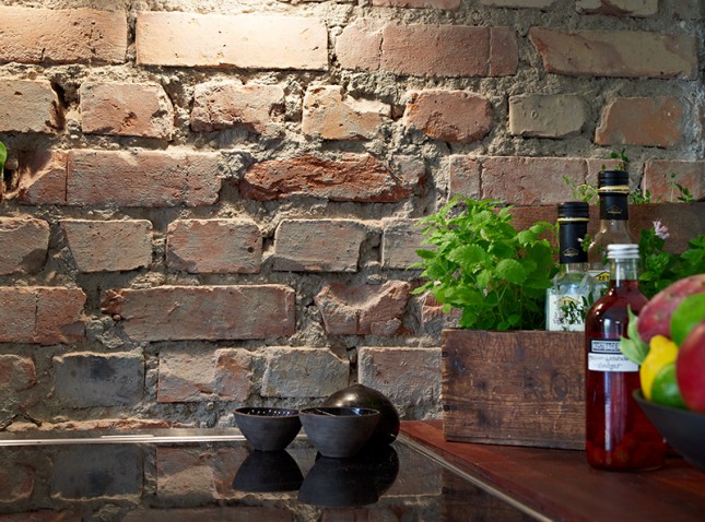 ściana z cegły w kuchni