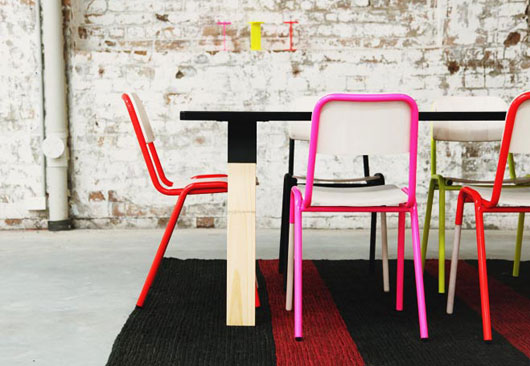kolorowe krzesła w jadalni neon