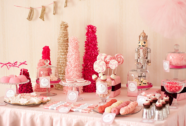 różowy stół z deserami