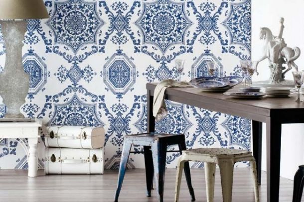 wnętrze w stylu vntage, tapeta z ornamentem,niebieski kolor,niebieska aranżacja,industrialne meble