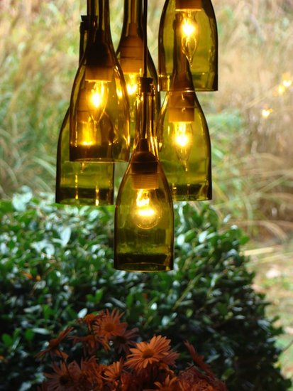 pomysłowy żyrandol z zielonych butelek do ogrodu i na taras