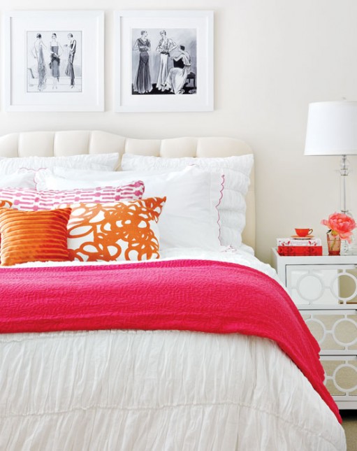 biała sypialnia,pomarańczowe dodatki,różowe dodatki,białe łóżko,białe ściany