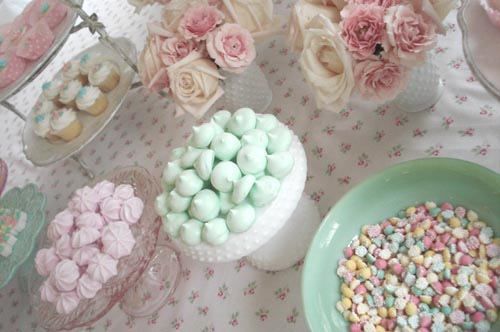 słodyczedelicje,kolorowe ciasta,ciasteczka,mietowy kolor,różowy kolor,dekoracja stołu