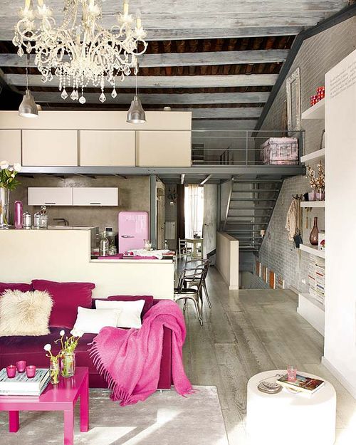 styl industrialny,loft,kobiecy loft,rózowy kolorkryształowy zyrandol,różowa lodówka,różowe meble,różowe dodatki,kobiecy styl.smak,urok