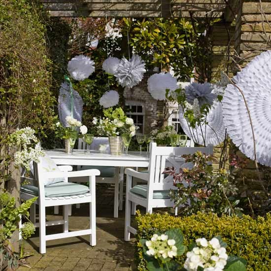 aranżacja stołu,białe meble,meble ogrodowe,białe dekoracje stołu,wiejska stylizacja
