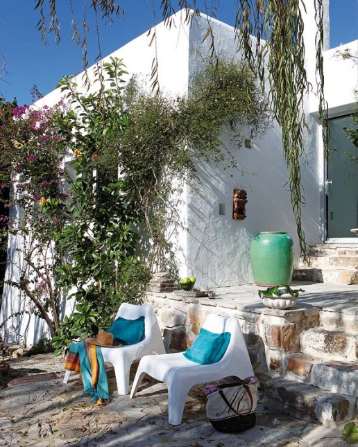 śródziemnomorska aranżacja tarasu, niebieskie shuttersy,aranżacja tarasu,białe meble ogrodowe,białe kute meble,jak urządzić taras
