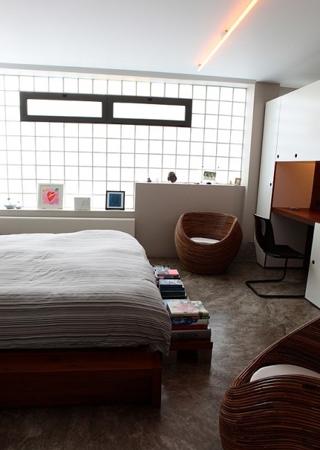 biel i drewno,dizajnerskie meble,japońskie łóżko,szklana ściana,luksfery,sypialnia,domowe biuro w sypialni
