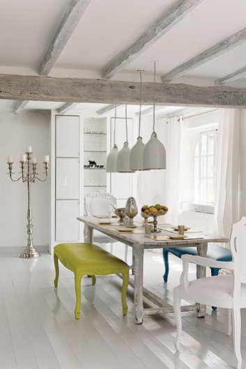 biała jadalnia,białe lampy,nowoczesne lampy,drewniany stół,biały stół,barokowe krzesła,srebrne naczynia,stare srebra,zółte ławki,turkusowa ławka