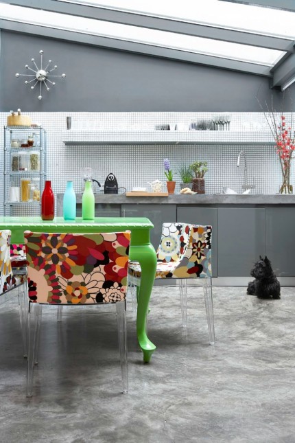 metamorfoza,Kyriakos Katsaros,nowoczesna kuchnia,dizajnerska kuchnia,szara kuchnia,zielony stół,wzorzyste fotele,kolorowe meble
