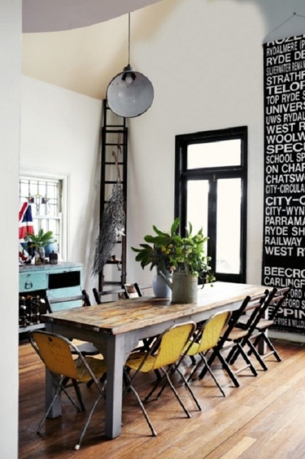 typografie na ścianach,industrialna kuchnia,drewniane skrzynki,meble z recyklingu