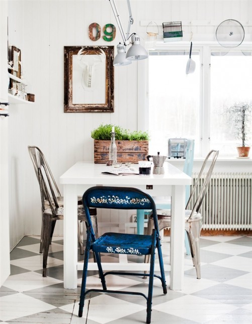 skandynawska kuchnia,industrialna kuchnia,niebieskie krzesła,metalowe krzesła